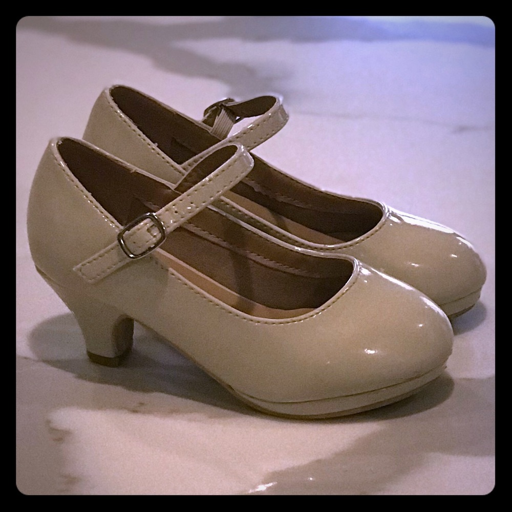 Little girls nude color pump shoe